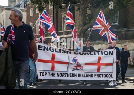 Londra, Regno Unito. 9 Ottobre 2021. I lealisti tornano a Trafalgar Square da Downing Street durante una manifestazione contro il protocollo dell'Irlanda del Nord tra il Regno Unito e l'Unione europea. Il protocollo dell'Irlanda del Nord è stato concordato nei colloqui sulla Brexit tra il Regno Unito e l'UE al fine di proteggere l'accordo del Venerdì Santo del 1998 ed è stato attuato in modo da evitare un confine rigido tra l'Irlanda del Nord e la Repubblica d'Irlanda. Credit: Mark Kerrison/Alamy Live News Foto Stock
