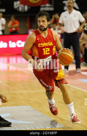 A Coruna, Spagna. Sergio Llull spara per il basket durante la partita di basket amichevole tra Spagna e Canada in Una Coruna il 6 agosto 2014 Foto Stock