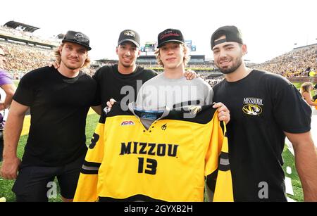 Columbia, Stati Uniti. 9 ottobre 2021. I giocatori di St. Louis Blues (da L a R) Robert Thomas, Jordan Kyrou, Jake Neighbors e Jake WALMAN, gironzano i margini del Faurot Field durante la partita di football del Nord Texas-Missouri in Columbia, Missouri sabato 9 ottobre 2021. Foto di Bill Greenblatt/UPI Credit: UPI/Alamy Live News Foto Stock