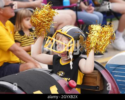 Columbia, Stati Uniti. 9 ottobre 2021. Un giovane fan di Mizzou indossa un casco e scuote i pom durante la sfilata Homecoming prima della partita di football del Nord Texas-Missouri a Columbia, Missouri sabato 9 ottobre 2021. Foto di Bill Greenblatt/UPI Credit: UPI/Alamy Live News Foto Stock