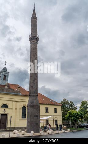 Minareto turco medievale in Eger Ungheria dove il muezzino chiamava i credenti alla preghiera durante l'occupazione ottomana della città Foto Stock