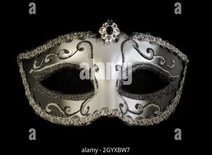 Maschera di Masquerade dominanza argentea isolata contro sfondo nero Foto Stock