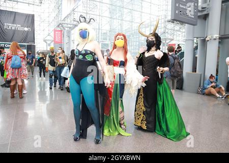 New York, N.Y/USA – 9 Ottobre 2021: Queste tre Signore di Boston sono tutte vestite per New York Comic con 2021 al Jacob Javits Center il 9 Ottobre 20 Foto Stock