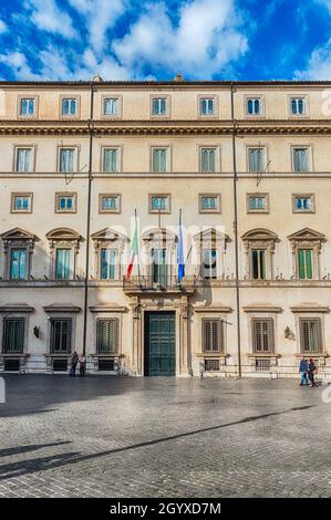 Roma - novembre 18: facciata di Palazzo Chigi, iconico edificio nel centro di Roma, l'Italia, Novembre 18, 2018. È la residenza ufficiale del primo Mini Foto Stock