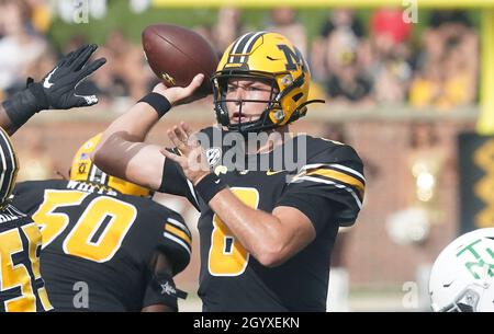 Columbia, Stati Uniti. 9 ottobre 2021. Il Missouri's Conner Bazelak scarica rapidamente il calcio nel primo trimestre contro il Texas settentrionale al Faurot Field di Columbia, Missouri sabato 9 ottobre 2021. Foto di Bill Greenblatt/UPI Credit: UPI/Alamy Live News Foto Stock