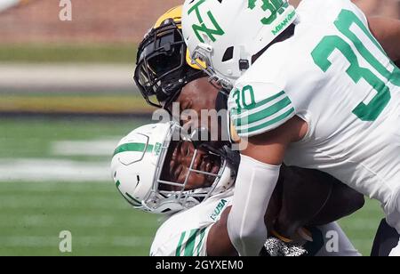 Columbia, Stati Uniti. 9 ottobre 2021. Mookie Cooper del Missouri è stato portato giù durante una corsa da Tireke Davis (L) del Texas del nord e Larry Nixon III nel primo trimestre a Faurot Field in Columbia, Missouri sabato 9 ottobre 2021. Foto di Bill Greenblatt/UPI Credit: UPI/Alamy Live News Foto Stock