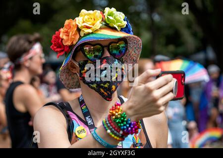 Orlando, Stati Uniti. 06 ottobre 2021. Partecipanti alla marcia National Trans Visibility nel centro di Orlando, Florida il 9 ottobre 2021. La marcia è a sostegno del progresso dei diritti delle persone trans e non binarie. Il tema di quest'anno, "No Lives Left Behind", si è focalizzato sui piani per affrontare e prevenire gli omicidi di persone identificate da trans. La marcia si è svolta in collaborazione con il festival e la sfilata di Orlando "come out with Pride". (Foto di Ronen Tivony/Sipa USA) *** Please use Credit from Credit Field *** Credit: Sipa USA/Alamy Live News Foto Stock