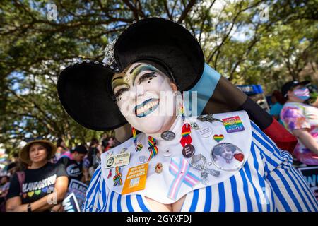 Orlando, Stati Uniti. 9 ottobre 2021. Partecipanti alla marcia National Trans Visibility nel centro di Orlando, Florida il 9 ottobre 2021. La marcia è a sostegno del progresso dei diritti delle persone trans e non binarie. Il tema di quest'anno, "No Lives Left Behind", si è focalizzato sui piani per affrontare e prevenire gli omicidi di persone identificate da trans. La marcia si è svolta in collaborazione con il festival e la sfilata di Orlando "come out with Pride". (Foto di Ronen Tivony/Sipa USA) *** Please use Credit from Credit Field *** Credit: Sipa USA/Alamy Live News Foto Stock