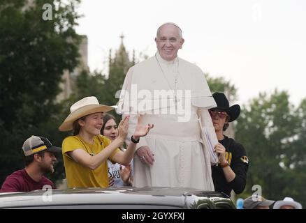 Columbia, Stati Uniti. 9 ottobre 2021. Un taglio di Papa Francesco è esposto su un galleggiante per la High School cattolica di Padre Tolton durante la Parata Missouri Homecoming in Columbia, Missouri sabato 9 ottobre 2021. Foto di Bill Greenblatt/UPI Credit: UPI/Alamy Live News Foto Stock