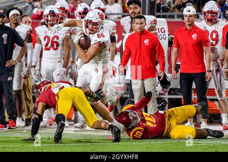 Los Angeles, California. 9 Ott 2021. Utah Utes Tight End Dalton Kincaid #86 cattura il passo in azione durante il terzo trimestre della partita di calcio NCAA tra i trojan USC e gli Utah Utes al Coliseum di Los Angeles, California.Mandatory Photo Credit: Louis Lopez/CSM/Alamy Live News Foto Stock