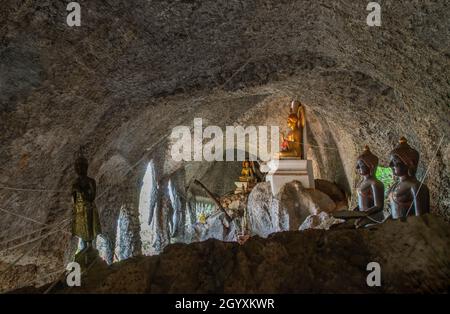 L'immagine del buddha all'interno della grotta di Sumangklo ed è il più antico e tempietto di roccia calcarea della provincia di Lampang. Nessuna messa a fuoco, in particolare. Foto Stock