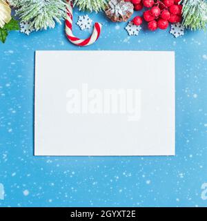 Tavolo in legno decorato con regali di Natale. Sfondo con mockup dello spazio di copia. Buon Natale e Felice Anno Nuovo. Foto Stock