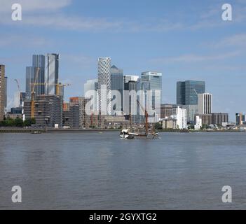 La chiatta del Tamigi passera' da Canary Wharf, Londra UK Foto Stock