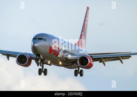 Jet2.com Boeing 737-86N (Reg.: G-DRTN) sulla pista 31 delle finali lunghe. Foto Stock