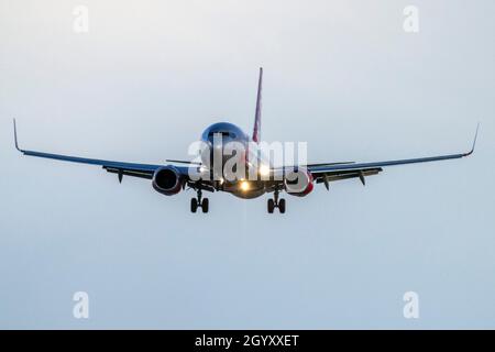 Jet2.com Boeing 737-86N (Reg.: G-DRTN) sulla pista 31 delle finali lunghe. Foto Stock