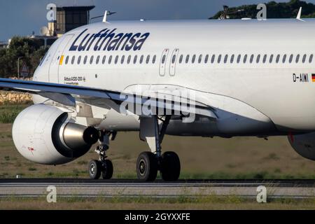 Lufthansa Airbus A320-214 (Reg: Foto D-AIWI) allineato sulla pista per decollo. Foto Stock