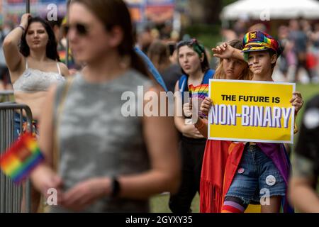 Orlando, Florida, Stati Uniti. 6 ottobre 2021. Un partecipante tiene un cartello che esprime la sua opinione durante la marcia di visibilità del trasporto nazionale nel centro.la marcia è a sostegno dell'avanzamento dei diritti degli individui trans e non-binari. Il tema di quest'anno, "No Lives Left Behind”, si è incentrato sui piani per affrontare e prevenire gli omicidi di persone identificate da trans. La marcia si è svolta in collaborazione con il festival e la sfilata di Orlando "come out with Pride". (Credit Image: © Ronen Tivony/SOPA Images via ZUMA Press Wire) Foto Stock