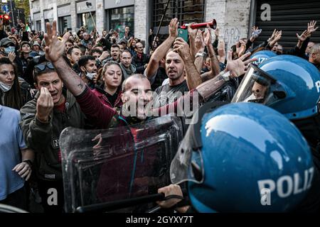 Milano, Italia. 9 ottobre 2021. Le persone si confrontano con gli ufficiali di polizia in marcia sommossa durante una demo No Green Pass per protestare contro l'introduzione delle misure del governo per combattere il covid-19 coronavirus pandemic Credit: Piero Crociatti/Alamy Live News Foto Stock