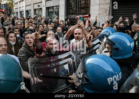 Milano, Italia. 9 ottobre 2021. Le persone si confrontano con gli ufficiali di polizia in marcia sommossa durante una demo No Green Pass per protestare contro l'introduzione delle misure del governo per combattere il covid-19 coronavirus pandemic Credit: Piero Crociatti/Alamy Live News Foto Stock