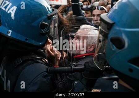 Milano, Italia. 9 ottobre 2021. Le persone si confrontano con gli ufficiali di polizia in marcia sommossa durante una demo No Green Pass per protestare contro l'introduzione delle misure del governo per combattere il covid-19 coronavirus pandemic Credit: Piero Crociatti/Alamy Live News Foto Stock