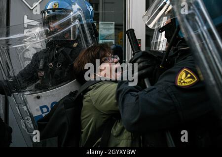 Milano, Italia. 9 ottobre 2021. Le persone si confrontano con gli ufficiali di polizia in marcia sommossa durante una demo No Green Pass per protestare contro l'introduzione delle misure del governo per combattere il covid-19 coronavirus pandemic Credit: Piero Crociatti/Alamy Live News Foto Stock