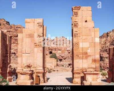 La porta temenos alla fine della strada colonnata nell'antica città di Petra, Giordania. Foto Stock