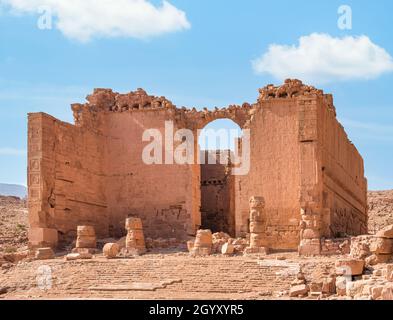 Le rovine del Tempio di Dushares (Qasr el Bint) nell'antica città di Petra Foto Stock