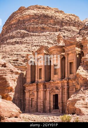 Ad Deir (il Monastero), l'edificio monumentale scolpito nella roccia rossa nell'antica città di Petra, Giordania Foto Stock