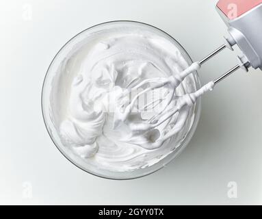 ciotola di albumi montati sul tavolo da cucina bianco, vista dall'alto Foto Stock