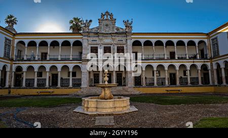 Cortile e chiostro del Colegio do Espírito Santo, Università di Evora, Alto Alentejo, Portogallo. Foto Stock