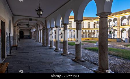 Cortile e chiostro del Colegio do Espírito Santo, Università di Evora, Alto Alentejo, Portogallo. Foto Stock