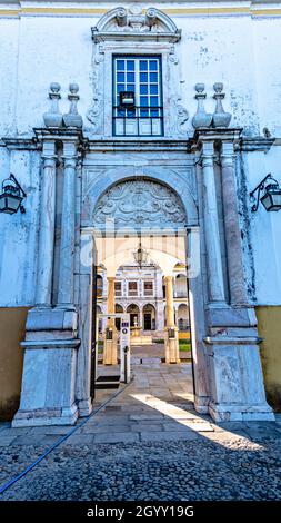 Ingresso al cortile del Colegio do Espírito Santo, Università di Evora, Alto Alentejo, Portogallo. Foto Stock