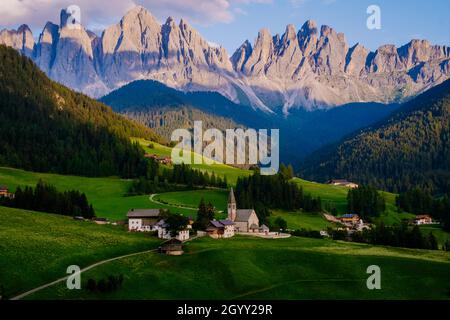 Paesaggio meraviglioso dal Villaggio di Santa Maddalena nelle Dolomiti, dal Villaggio di Santa Maddalena alle Dolomiti, dalla Val di Funes, dal Trentino Alto Adige, dall'Italia all'Europa Foto Stock