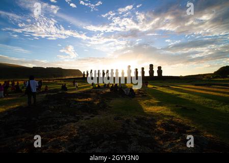 Alba sopra le sculture di pietra Moai a AHU Tongariki, isola di Pasqua, Cile. Foto Stock