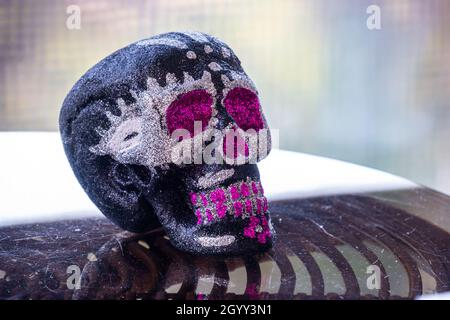 cranio messicano rosa o viola giorno della Calavera Dead zucchero fondo cranio Foto Stock