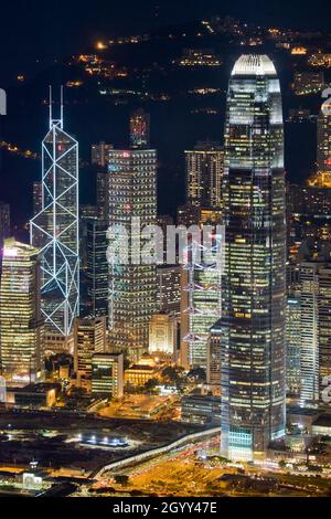 I grattacieli del centro, isola di Hong Kong di notte, visto dal livello 106 della ICC a Kowloon occidentale, 2009 Foto Stock