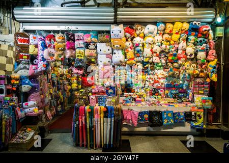 Un negozio vende cuscini, giocattoli morbidi e ombrelloni a Yau ma Tei, Kowloon, Hong Kong Foto Stock