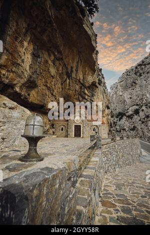 Percorso in pietra che conduce all'antica cappella ortodossa di Agios Nikolaos lungo la gola di Kotsifou, Creta, Grecia Foto Stock