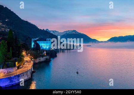 Edificio storico Palazzo Gallio decorato con luci di Natale all'alba, Gravedona, Lago di Como, Lombardia, Italia Foto Stock