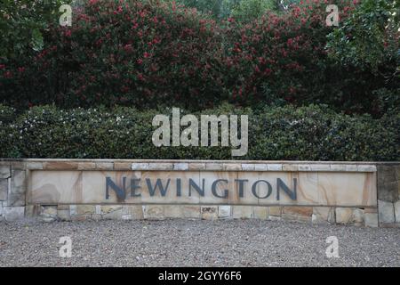 Cartello con la scritta Newington nel sobborgo del Sydney Olympic Park Foto Stock