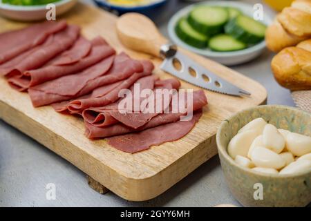 Pastrami a fette variante rumena del pastırma turco di solito a base di brisket di manzo. Foto Stock