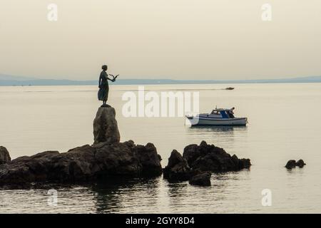 OPATIJA, CROAZIA - Settembre 25,2021: Fanciulla con la Statua del Gabbiano, il famoso punto di riferimento di Opatija Foto Stock