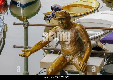 OPATIJA, CROAZIA - Settembre 25,2021:: Una scultura in pietra dell'artista Tatjana Kostanjevic, si trova lungo il lungomare nel parco di San Giacobbe in questa bellezza Foto Stock