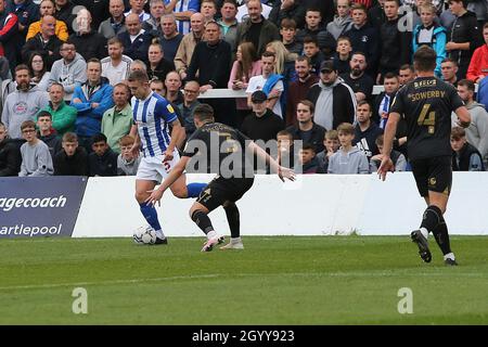 HARTLEPOOL, REGNO UNITO. 9 OTTOBRE. David Ferguson di Hartlepool e Aaron McGowan sfidano la palla, durante la partita della Sky Bet League 2 tra Hartlepool United e Northampton Town al Victoria Park di Hartlepool sabato 9 ottobre 2021. (Credit: Harry Cook | MI News) Foto Stock