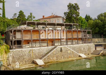 OPATIJA, CROAZIA - Settembre 25,2021:Casa di architettura interessante in una foresta verde densa Foto Stock