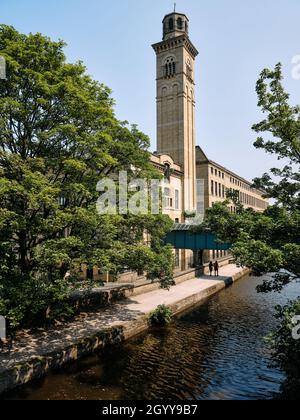 Il tessile vittoriano New Mill e il canale di Leeds Liverpool nel villaggio modello vittoriano Saltaire a Shipley, Bradford, West Yorkshire, Inghilterra Foto Stock