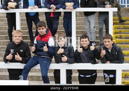 HARTLEPOOL, REGNO UNITO. 9 OTTOBRE. I giovani fan di Hartlepool durante la partita della Sky Bet League 2 tra Hartlepool United e Northampton Town al Victoria Park di Hartlepool sabato 9 ottobre 2021. (Credit: Harry Cook | MI News) Credit: MI News & Sport /Alamy Live News Foto Stock