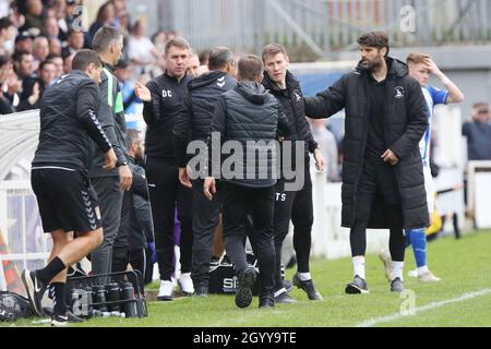 HARTLEPOOL, REGNO UNITO. 9 OTTOBRE. Il personale di Hartlepool festeggia la vittoria durante la partita della Sky Bet League 2 tra Hartlepool United e Northampton Town al Victoria Park di Hartlepool sabato 9 ottobre 2021. (Credit: Harry Cook | MI News) Credit: MI News & Sport /Alamy Live News Foto Stock