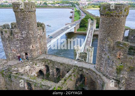 Vista dell'estuario, ponti e due torri lato est del ben conservato castello medievale Conwy 13 ° secolo, una fortezza imponente nel Galles del Nord Foto Stock