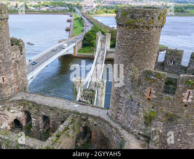 Vista dell'estuario, ponti e due torri lato est del ben conservato castello medievale Conwy 13 ° secolo, una fortezza imponente nel Galles del Nord Foto Stock